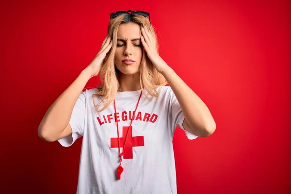 Jeune Belle Femme Blonde Sauveteur Portant Shirt Avec Croix Rouge — Photo