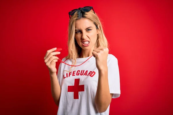 Jeune Belle Femme Blonde Sauveteur Portant Shirt Avec Croix Rouge — Photo