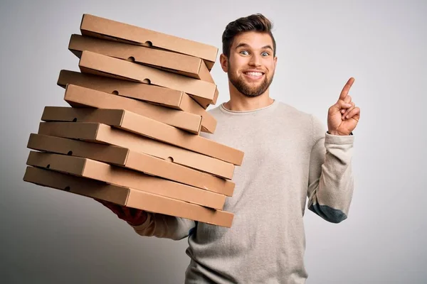 Fiatal Szőke Férfi Szakállal Kék Szemekkel Karton Pizzát Tart Fehér — Stock Fotó