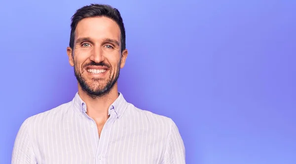 Joven Hombre Guapo Con Camisa Rayas Casuales Pie Sobre Fondo —  Fotos de Stock