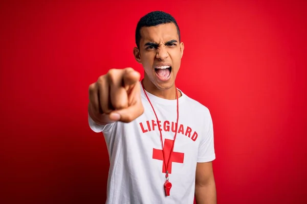 年轻英俊的非洲裔美国救生员 身穿印有红十字和口哨的T恤 对着摄像机不悦不怒地看着你 — 图库照片