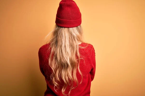 Young Beautiful Blonde Woman Wearing Casual Sweater Wool Cap White — Stock Photo, Image