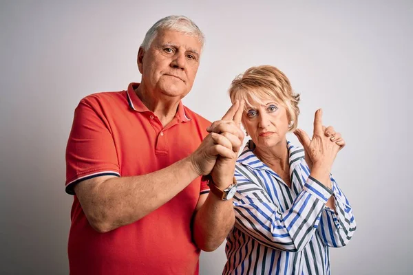 Sénior Belo Casal Juntos Sobre Fundo Branco Isolado Segurando Arma — Fotografia de Stock