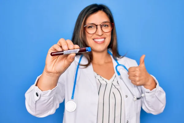 Mujer Doctora Joven Sosteniendo Tubo Médico Muestra Sangre Con Enfermedad —  Fotos de Stock