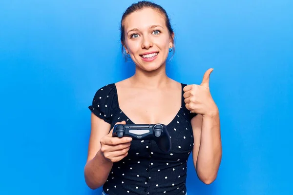 Junge Blonde Frau Die Videospiel Spielt Und Controller Hält Lächelt — Stockfoto