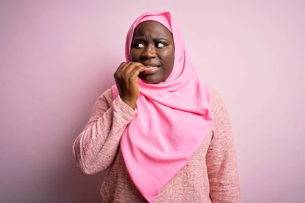 Fiatal Afro Amerikai Plusz Méretű Visel Muszlim Hidzsáb Felett Elszigetelt — Stock Fotó