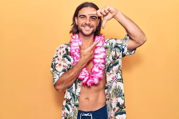 Mayo Giyen Yakışıklı Bir Genç Hawaii Zambağı Gülümseyen Mutlu Yüzlü — Stok fotoğraf