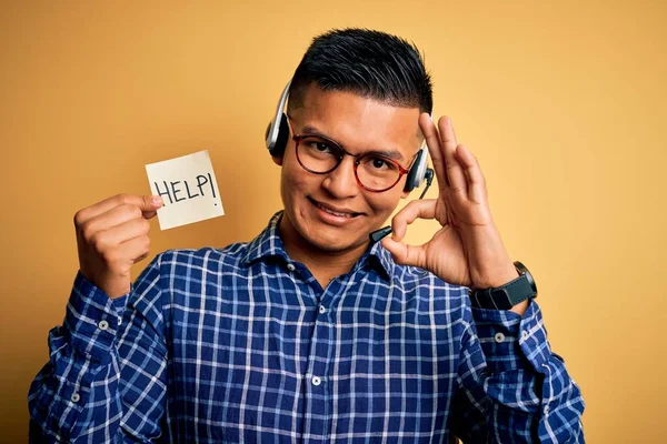 Jovem Latino Call Center Agente Homem Sobrecarregado Segurando Papel Mensagem — Fotografia de Stock