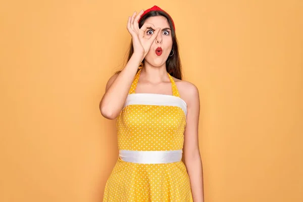 Joven Hermosa Mujer Pin Usando Vestido Vintage Moda Los Años — Foto de Stock