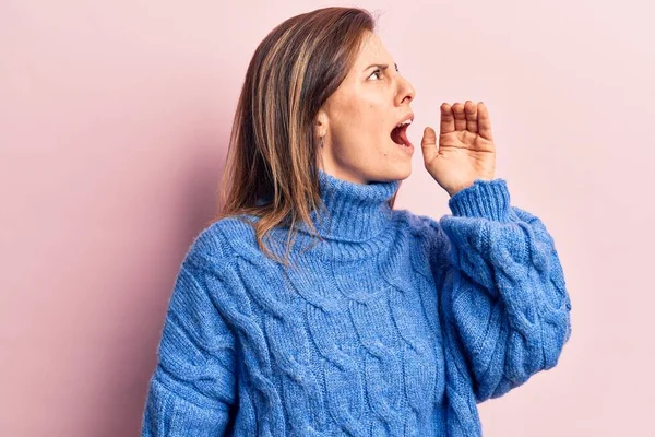 Mujer Hermosa Joven Con Suéter Invierno Gritando Gritando Fuerte Lado — Foto de Stock