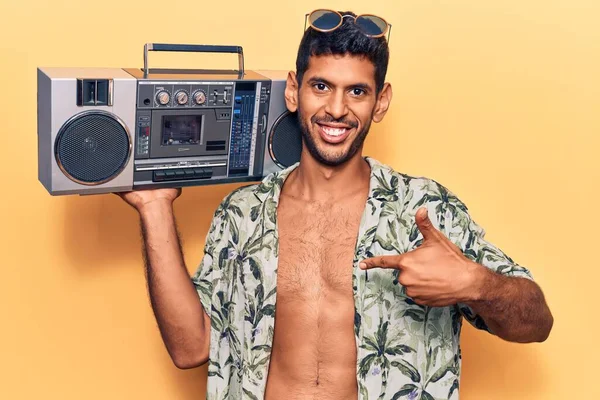 Jóvenes Latinos Vestidos Camisa Verano Sosteniendo Boombox Señalando Con Dedo —  Fotos de Stock