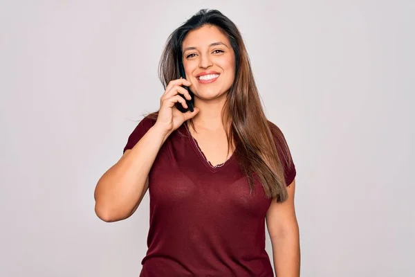 Jonge Spaanse Vrouw Die Een Gesprek Voeren Smartphone Geïsoleerde Achtergrond — Stockfoto