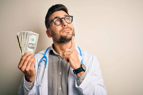 Junger Arzt Mit Einem Bündel Ein Dollar Banknoten Vor Isoliertem — Stockfoto