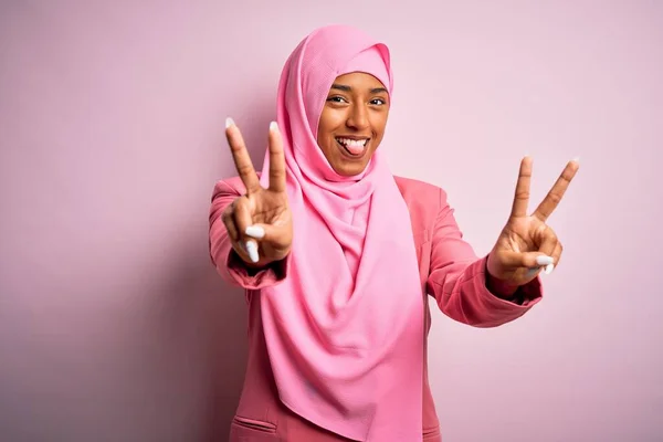 Junge Afroamerikanerin Muslimischen Hijab Vor Isoliertem Rosafarbenem Hintergrund Lächelnd Mit — Stockfoto