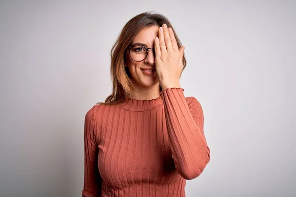 Jong Mooi Brunette Vrouw Dragen Casual Trui Bril Witte Achtergrond — Stockfoto