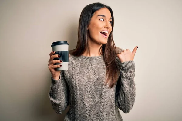 Jovem Bela Morena Bebendo Copo Café Sobre Fundo Branco Isolado — Fotografia de Stock