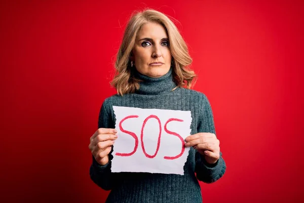 Middle Age Beautiful Blonde Woman Holding Paper Sos Message Red — Stock Photo, Image