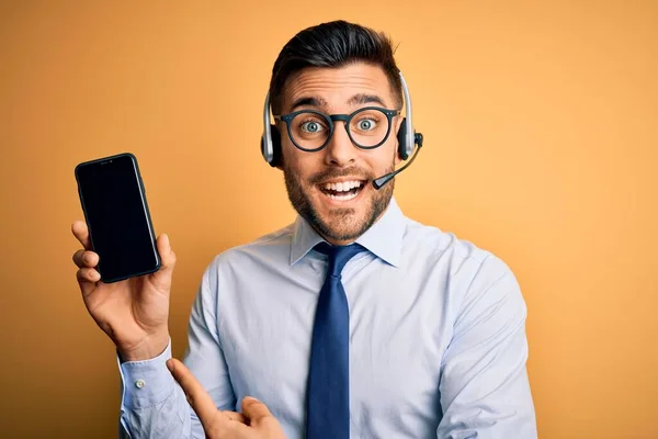 Επιχειρηματίας Χειριστής Άνθρωπος Ακουστικά Εξυπηρέτησης Πελατών Από Τηλεφωνικό Κέντρο Δείχνει — Φωτογραφία Αρχείου