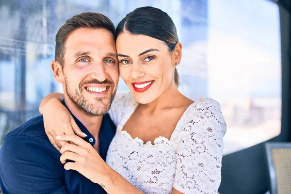 Jovem Casal Bonito Sorrindo Feliz Confiante Sentado Com Sorriso Cara — Fotografia de Stock