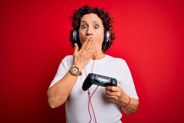 Frau Mittleren Alters Mit Lockigem Haar Spielt Videospiel Mit Steuerknüppel — Stockfoto