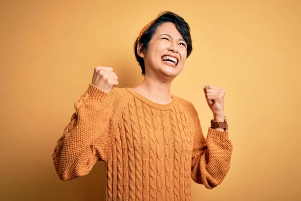 Jong Mooi Aziatisch Meisje Dragen Casual Trui Diadeem Staan Gele — Stockfoto