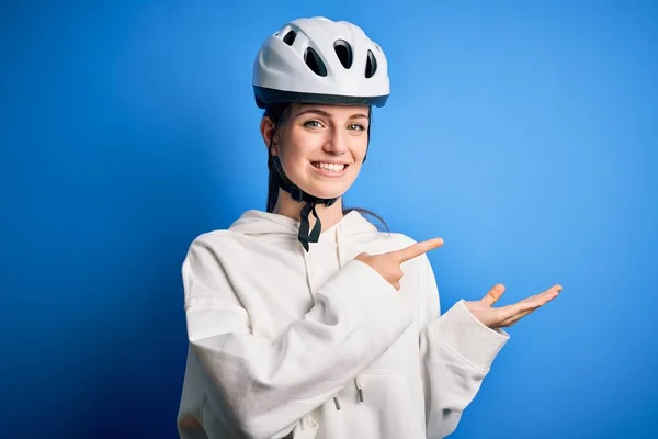 Junge Schöne Rothaarige Radfahrerin Trägt Fahrradhelm Über Isoliertem Blauem Hintergrund — Stockfoto