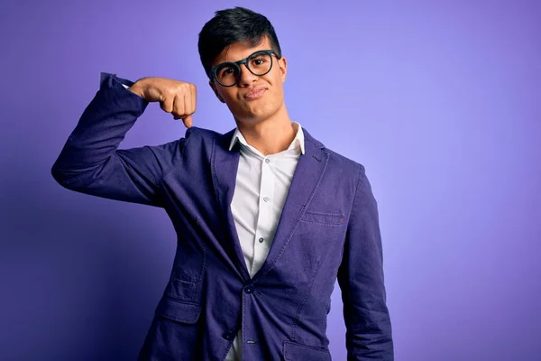 Молодой Красивый Бизнесмен Пиджаке Очках Изолированном Фиолетовом Фоне Сильный Человек — стоковое фото