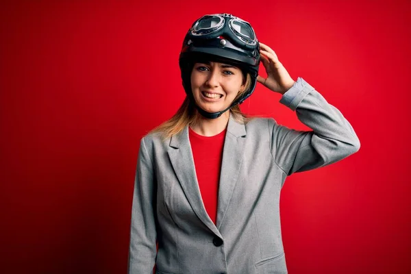 Jovem Mulher Motociclista Loira Bonita Usando Capacete Motocicleta Sobre Fundo — Fotografia de Stock