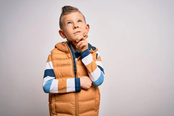 Mavi Gözlü Küçük Beyaz Çocuk Soyutlanmış Arka Planda Kışlık Palto — Stok fotoğraf
