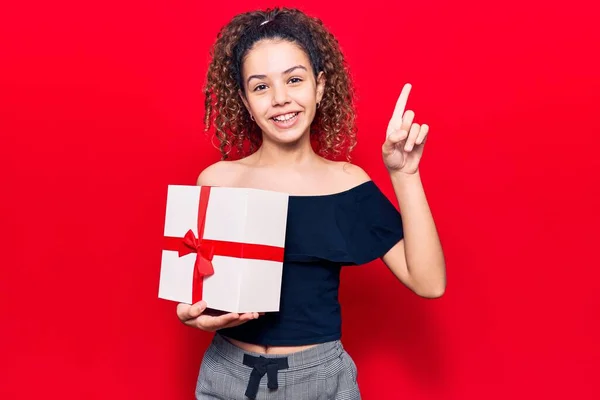 Hermosa Jovencita Con Pelo Maldito Sosteniendo Regalo Sonriendo Con Una — Foto de Stock