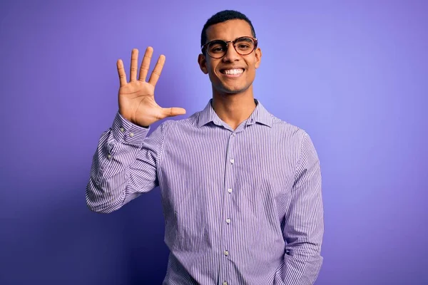 Schöner Afrikanisch Amerikanischer Mann Der Gestreiftes Hemd Und Brille Über — Stockfoto