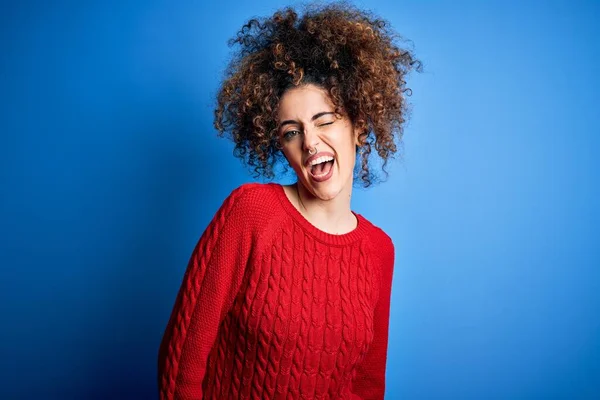 Mulher Bonita Nova Com Cabelo Encaracolado Piercing Vestindo Camisola Vermelha — Fotografia de Stock