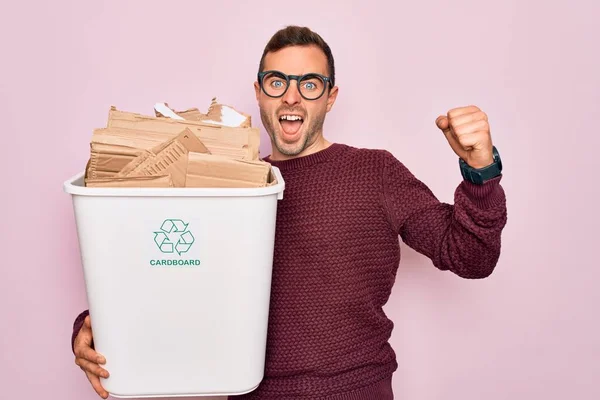 Jovem Homem Bonito Com Olhos Azuis Reciclagem Segurando Lixo Com — Fotografia de Stock