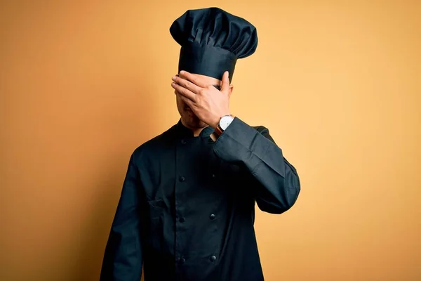 Νεαρός Βραζιλιάνος Σεφ Φορώντας Στολή Κουζίνας Και Καπέλο Πάνω Από — Φωτογραφία Αρχείου