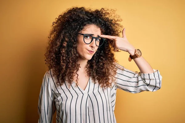 Jonge Mooie Vrouw Met Krullend Haar Piercing Dragen Gestreept Shirt — Stockfoto