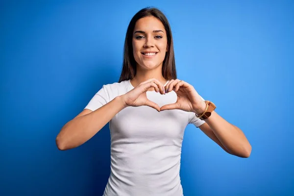 Jovem Bela Mulher Morena Vestindo Camiseta Casual Branca Sobre Fundo — Fotografia de Stock