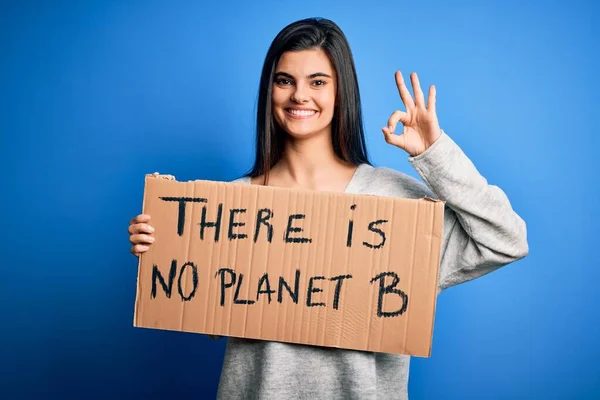 Jovem Bela Ativista Morena Segurando Banner Protestando Para Cuidar Planeta — Fotografia de Stock