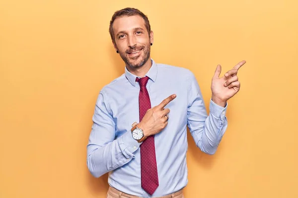 Joven Hombre Guapo Con Ropa Trabajo Sonriendo Mirando Cámara Apuntando — Foto de Stock