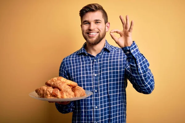 Jovem Loiro Com Barba Olhos Azuis Segurando Prato Com Croissants — Fotografia de Stock