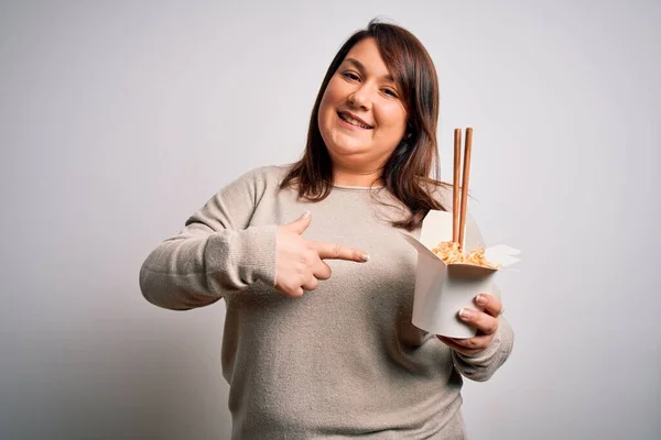 Hermosa Más Tamaño Mujer Comer Asiático Fideos Comida Caja Sobre — Foto de Stock