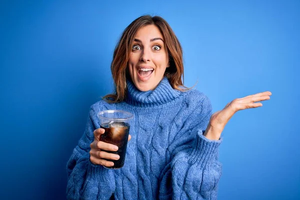 Jovem Bela Morena Mulher Bebendo Vidro Com Cola Refresco Sobre — Fotografia de Stock