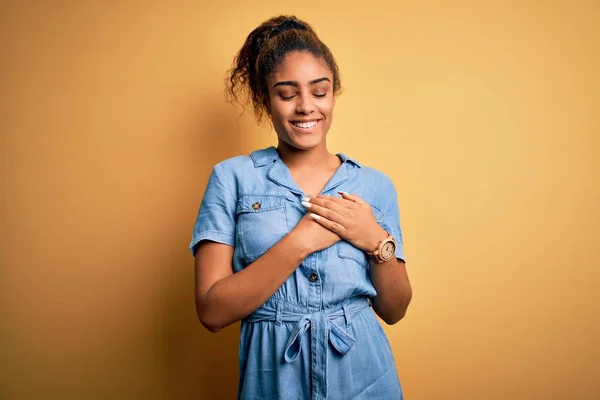 Jong Mooi Afrikaans Amerikaans Meisje Draagt Denim Jurk Staan Gele — Stockfoto