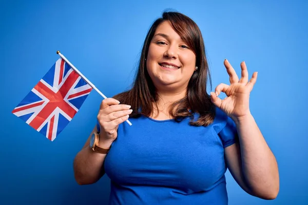 Mavi Arka Planda Birleşik Krallık Bayrağını Tutan Güzel Iri Kadın — Stok fotoğraf