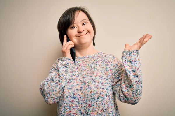 Jovem Mulher Síndrome Ter Uma Conversa Falando Smartphone Muito Feliz — Fotografia de Stock