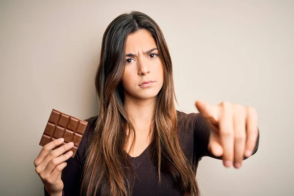 Joven Chica Hermosa Sosteniendo Dulce Barra Chocolate Sobre Fondo Blanco —  Fotos de Stock