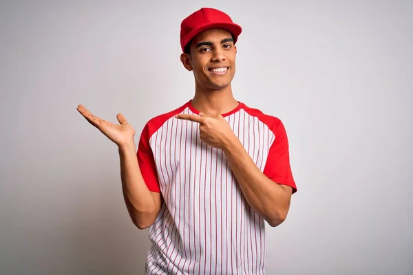 Joven Atleta Afroamericano Guapo Con Camiseta Béisbol Rayas Gorra Asombrado — Foto de Stock