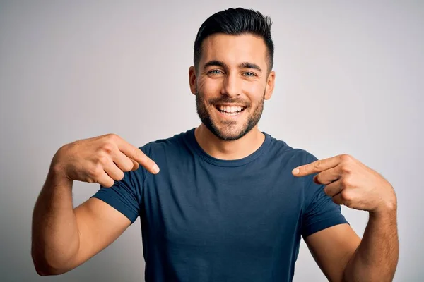 Jeune Bel Homme Portant Shirt Décontracté Debout Sur Fond Blanc — Photo