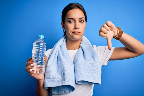 Ung Vacker Brunett Idrottskvinna Bär Handduk Dricka Flaska Vatten För — Stockfoto