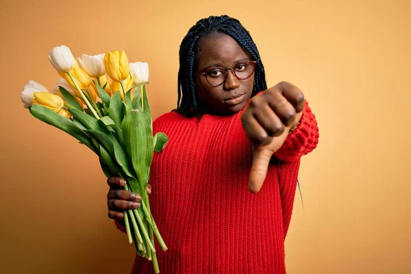 Jeune Femme Afro Américaine Taille Avec Des Tresses Tenant Bouquet — Photo