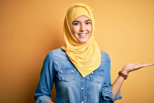 Молода Красива Дівчина Мусульманському Хіджабі Стоїть Над Ізольованим Жовтим Тлом — стокове фото